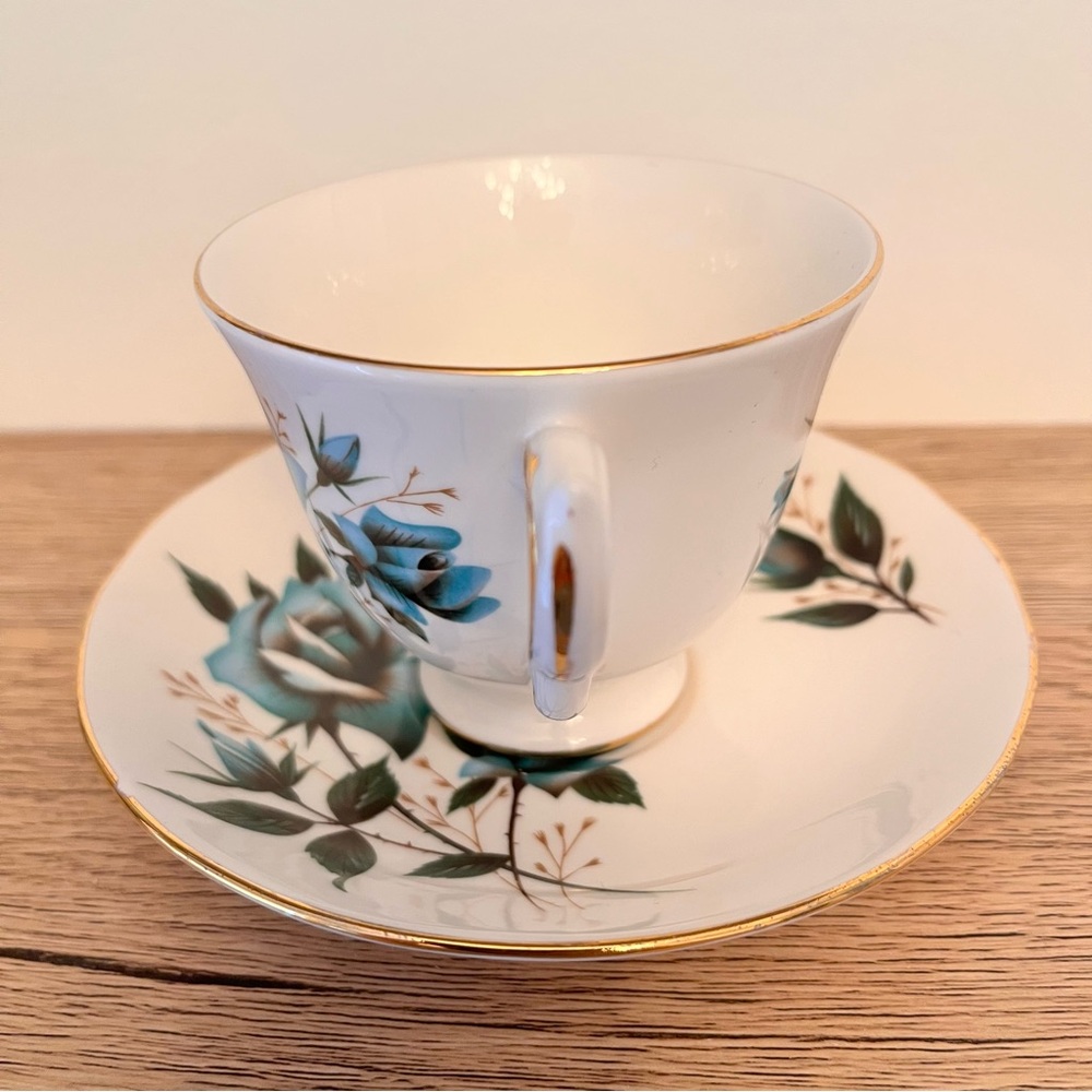 Set of 4 Vintage Royal Vale Blue Rose Bone China Teacups & Saucers England - Picture 5 of 8